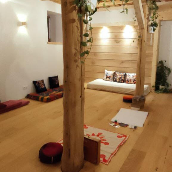 Sala warsztatowa Na zdjęciu wnętrze sali warsztatowej. Znajduje się ona w głównym domu.